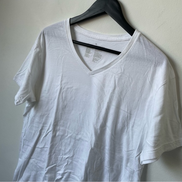 Uniqlo Short Sleeve V-Neck Tee - Picture 1 of 4